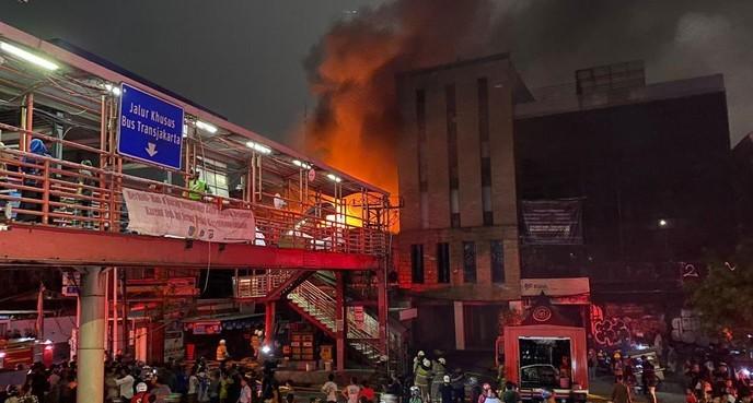 Kebakaran Ruko di Mampang, Pemilik Selamatkan Diri Sebelum Ledakan Kecil Terjadi