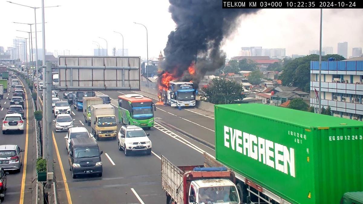 Bus Angkut 58 Anak TK Terbakar di Tol Jaktim, Tak Ada Korban Jiwa