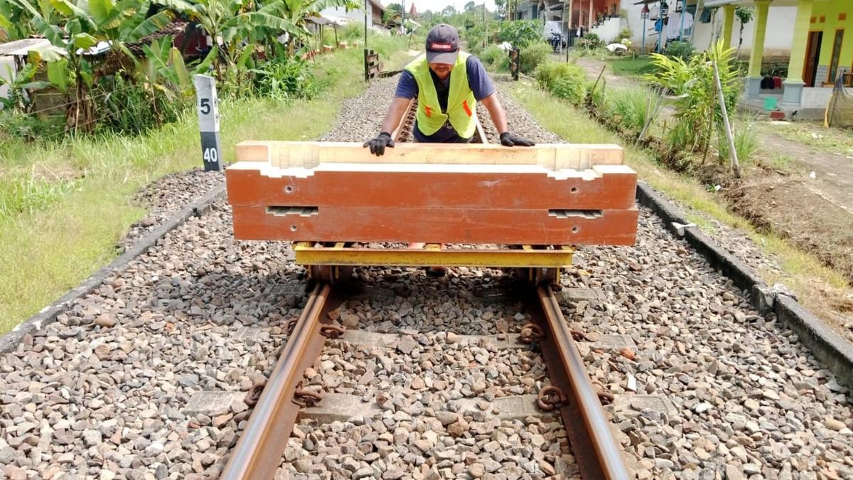 KAI Ubah Bantalan Rel Kayu ke Sintetis untuk Peningkatan Keselamatan KA
