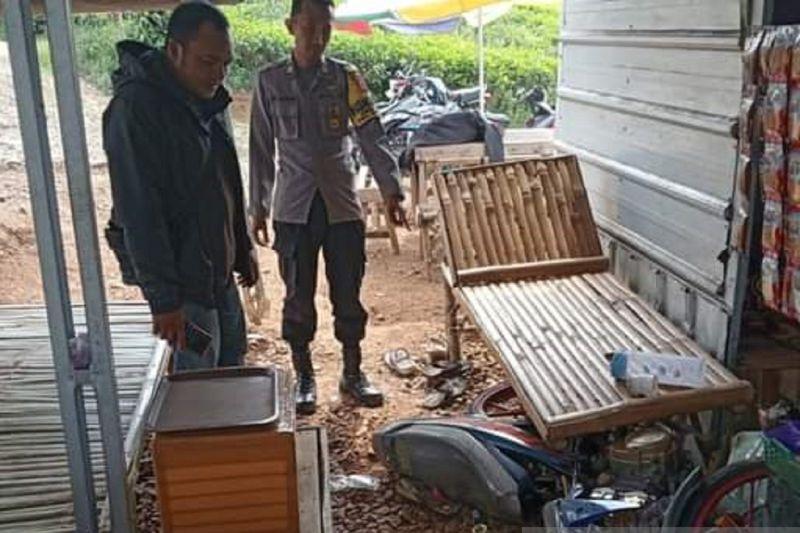 Pemotor Tewas Usai Tabrak Warung di Sukabumi, Penumpang Terluka