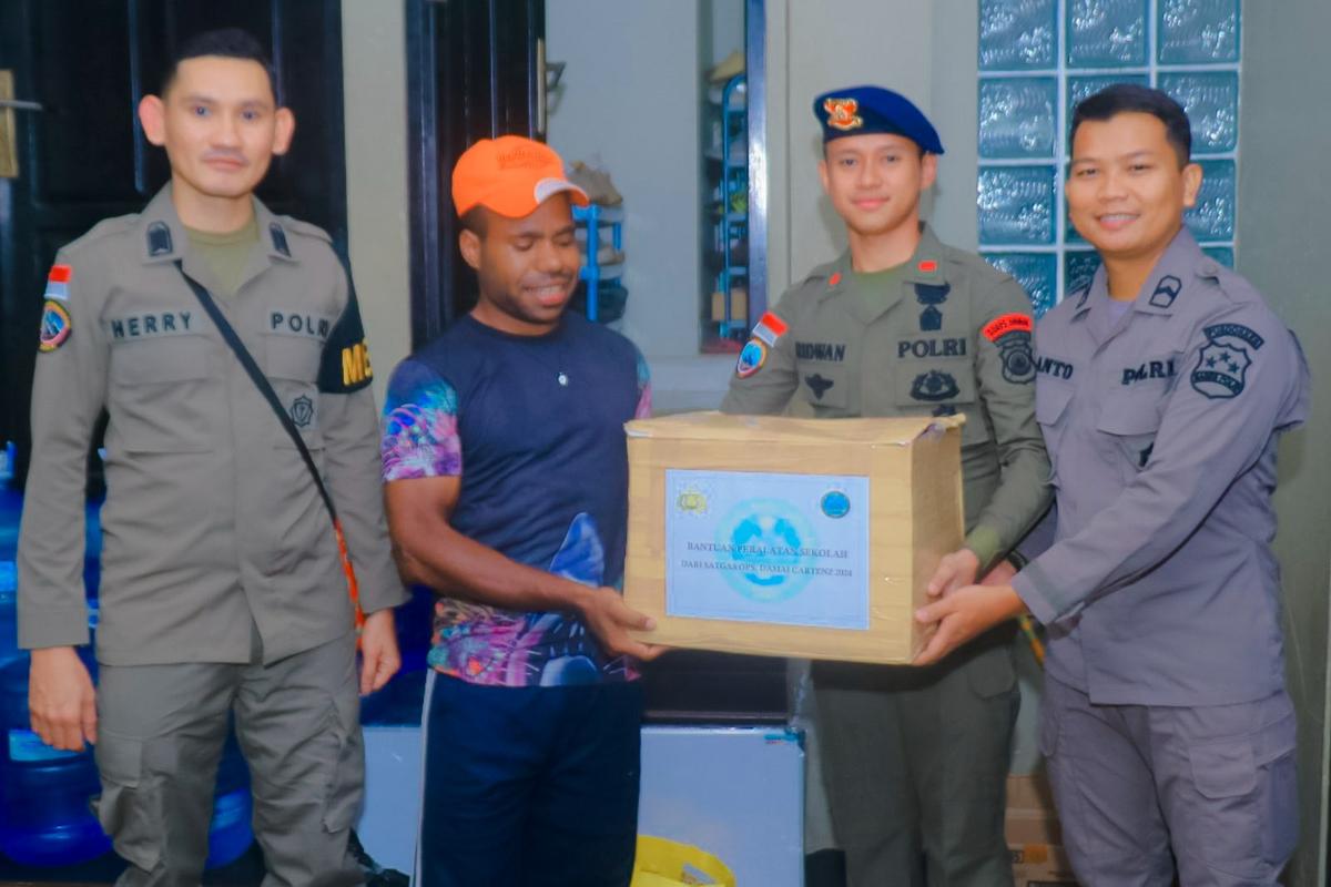 Satgas Damai Cartenz Peduli Pendidikan: Berikan Alat Tulis ke Kelompok Belajar Anak Papua Hebat