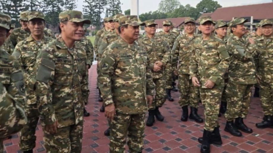 Retreat Kabinet Merah Putih Berseragam Militer Bak Wamil