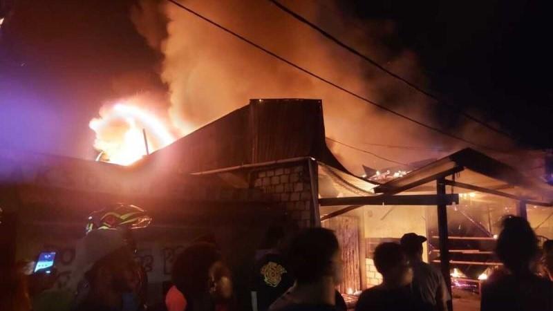 Kebakaran di Pasar Sentral Phaaraa Sentani Jayapura, 4 Ruko Hangus Terbakar