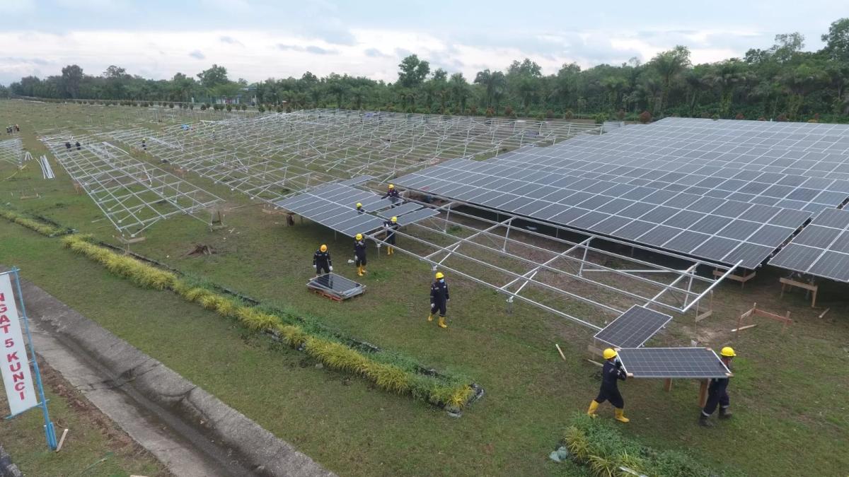 Pertamina Siap Membangun PLTS Atap Terbesar di Kilang Balikpapan
