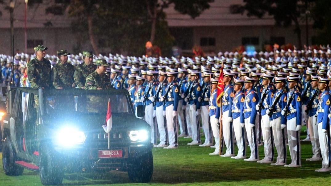 Presiden Prabowo Pimpin Upacara Parade Senja di Akmil Magelang