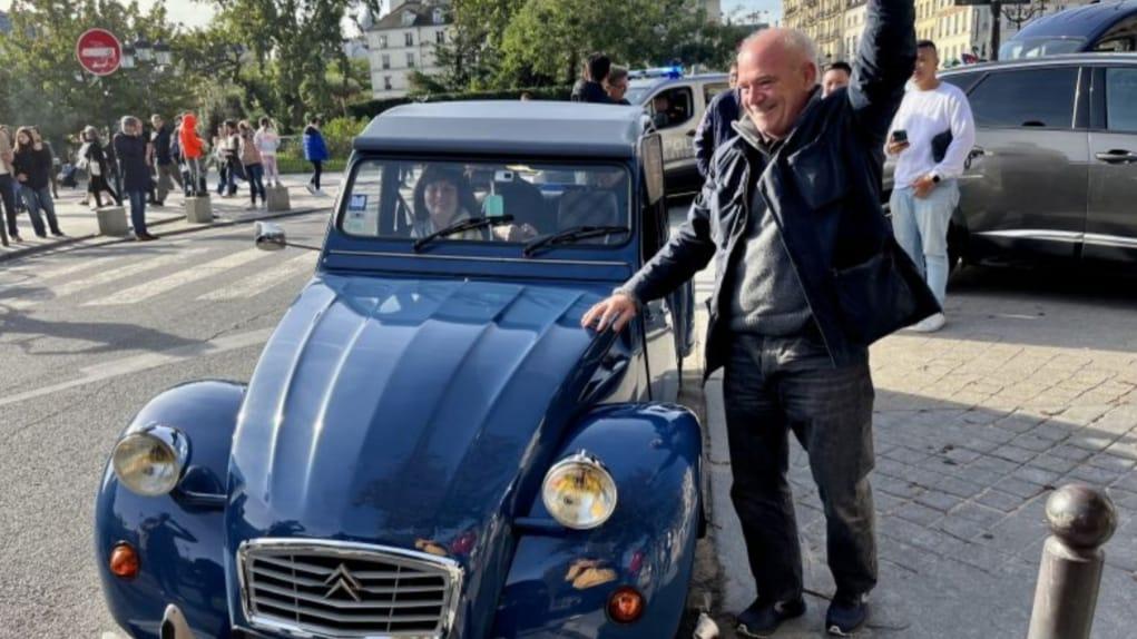 Antoine dan Pesona Citroen 2CV Klasik di Paris