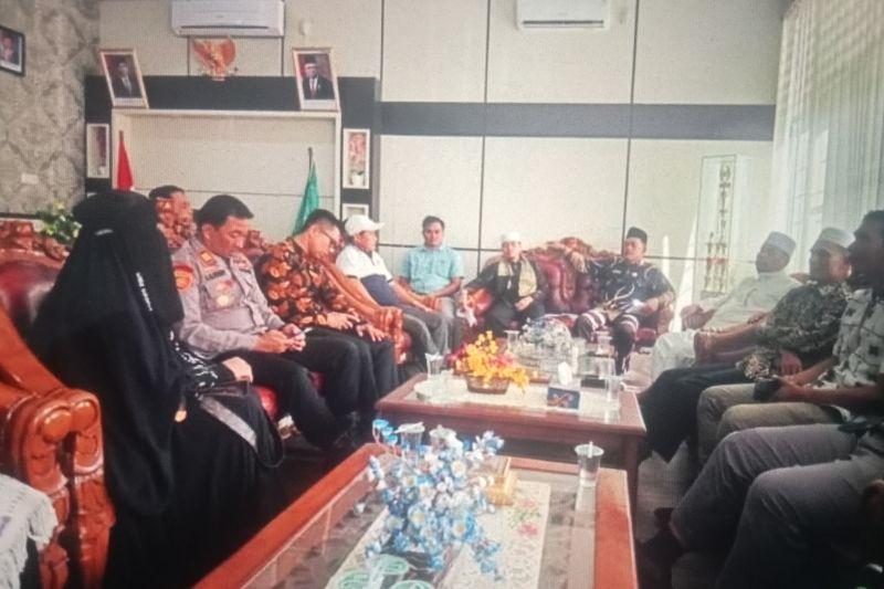 Ngaku Nabi, 2 Bule Norwegia dan Inggris Dideportasi dari Sumbar