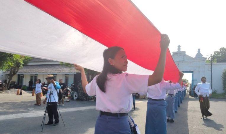Keraton Solo Bentangkan Bendera 1.000 Meter di Hari Sumpah Pemuda