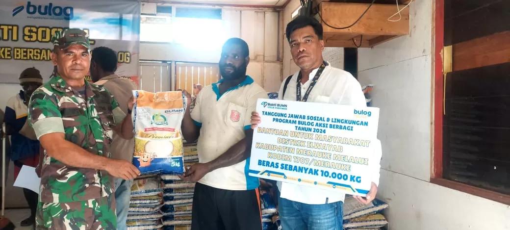 BULOG Bersama Kodim 1707/Merauke Salurkan Bantuan Beras 10 Ton di Distrik Ilwayab