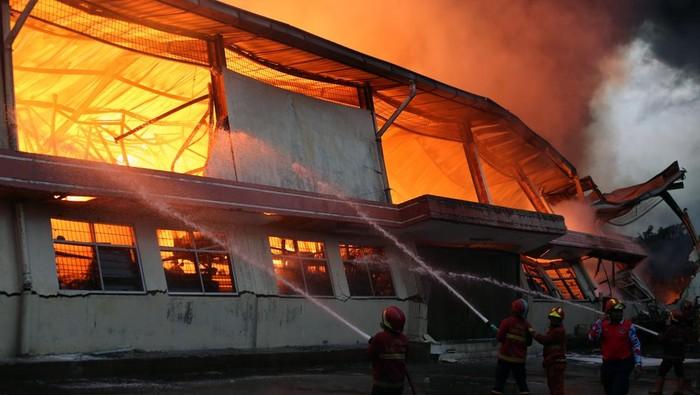 Pemadaman Kebakaran Pabrik Kimia di Tangerang Terkendala Bahan Berbahaya