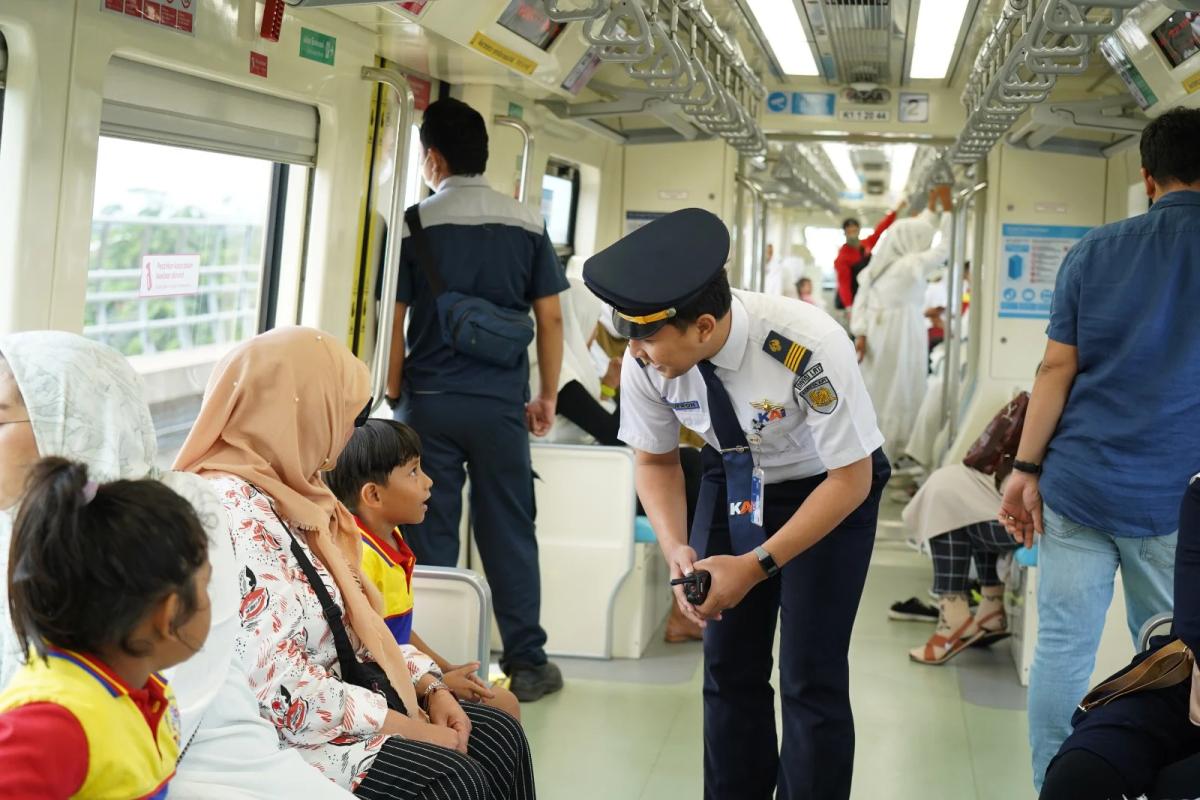 Petugas LRT Jabodebek Pengawal Kenyamanan dan Keamanan Layanan Transportasi Otomatis