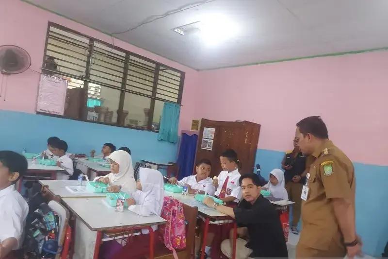 Gerindra Sebut Makan Bergizi Gratis Baru Dimulai 2025
