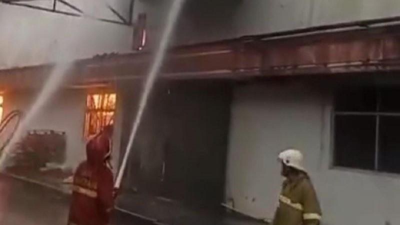 Kebakaran Pabrik Kimia di Karawaci Telah Padam, Petugas Lakukan Pendinginan