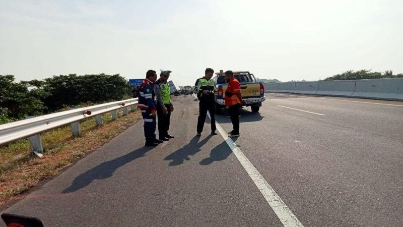 Bruk! Mobil Rombongan TV ONE Kecelakaan di Tol Pemalang, 3 Orang Tewas