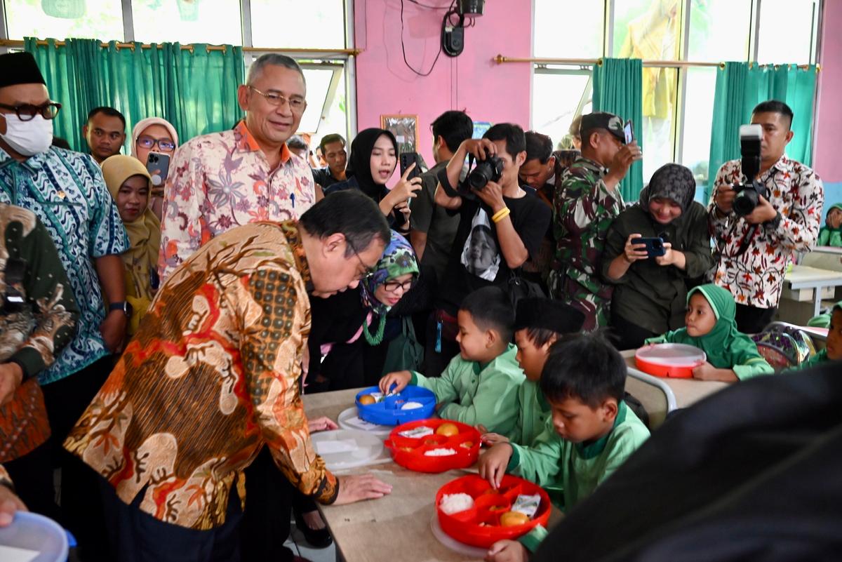 Satu Porsi Rp15 Ribu, Komisi IX Tinjau Program Makan Bergizi Gratis di SDN 01 Pakansari Bogor