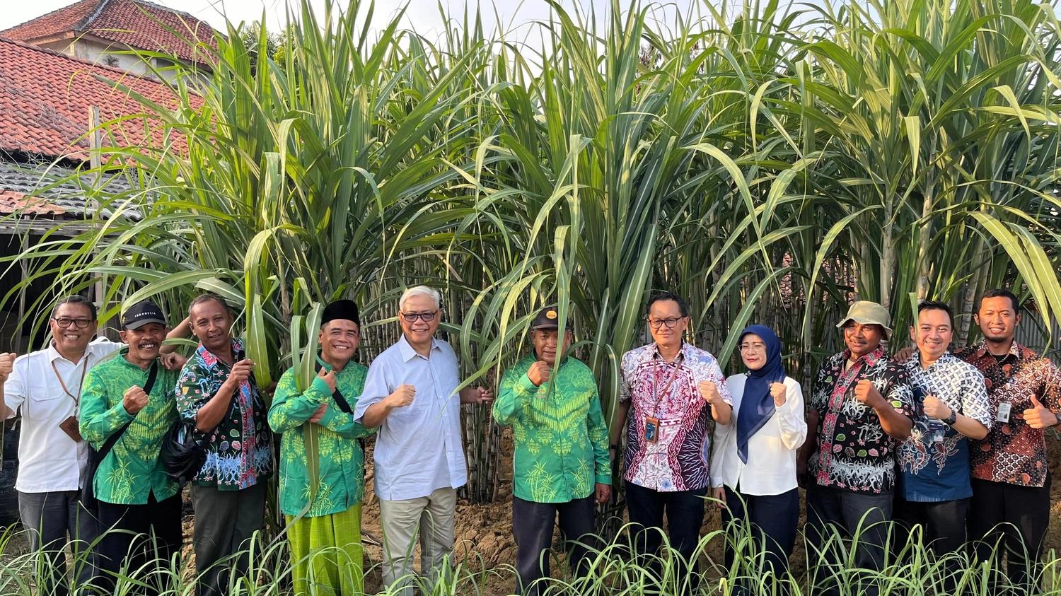 Bulog Bagikan Bantuan Alsintan, Tingkatkan Produktivitas Petani Tebu Blora