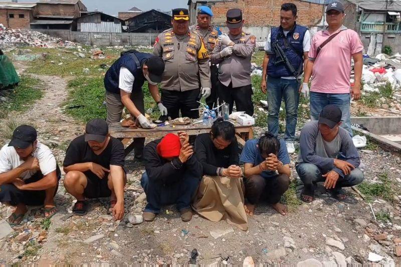 Lagi! Polisi Gerebek Kampung Boncos Jakbar, 6 Orang Ditangkap terkait Narkoba