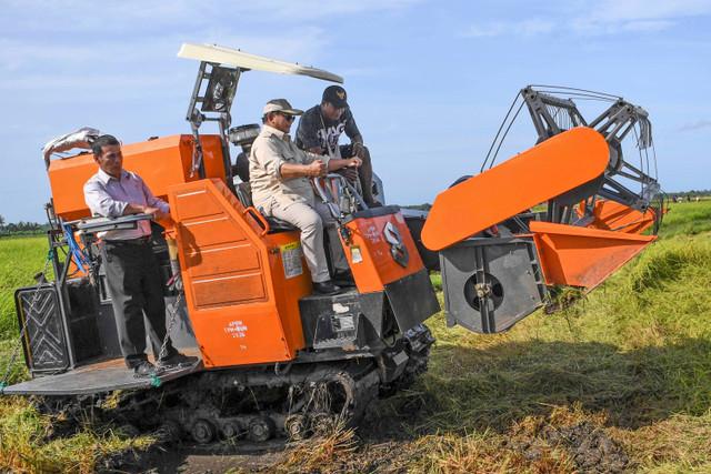 Presiden Prabowo Tinjau Program Swasembada Pangan di Merauke, Disambut Antusias Petani dan Warga