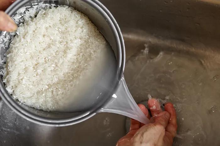 Autentik Rasanya, Begini Cara Memasak Beras ala Rumah Makan Padang