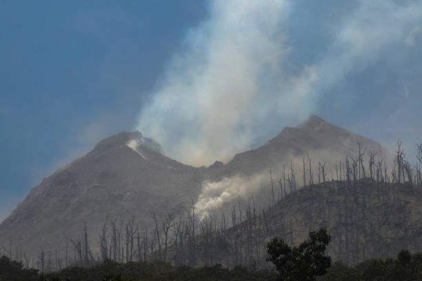 Peningkatan Aktivitas Gunung Lewotobi Laki-laki: TNI dan Relawan Siaga Bantu Warga Terdampak