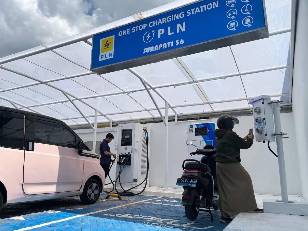 PLN Dukung Green Tourism Dengan Meresmikan One Stop EV Charging Station di Kota Bandung