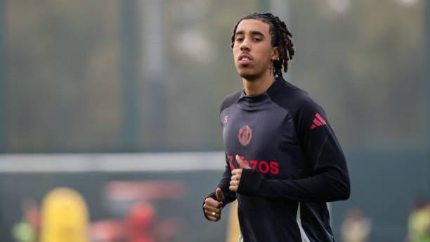 Kabar Baik untuk Fans United, Leny Yoro Kembali ke Lapangan Hijau