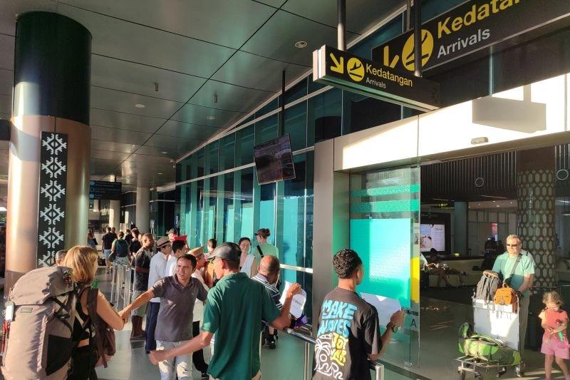 Paparan Abu Erupsi Lewotobi Paksa Bandara Komodo Tutup Sementara