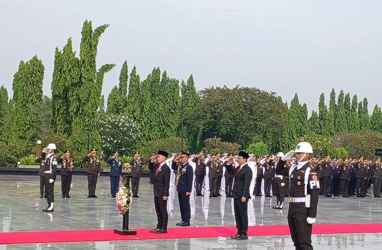 Gibran dan Gus Ipul Peringati Hari Pahlawan di TMP Kalibata