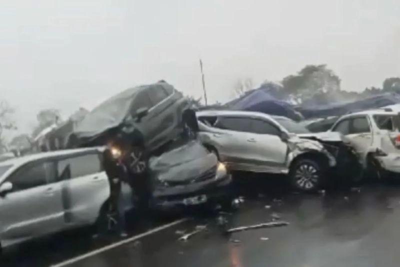 Sopir Truk Terlibat Kecelakaan Maut di Tol Cipularang Dievakuasi ke Rumah Sakit, Penyebab Rem Blong Diselidiki