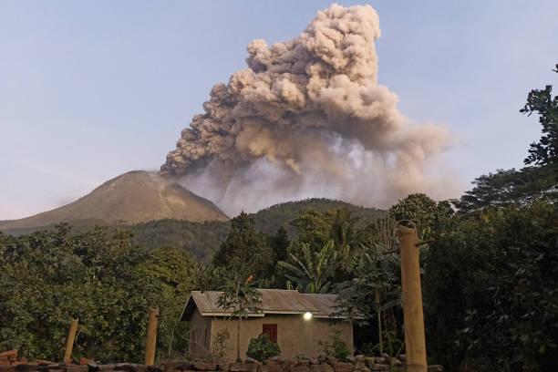 Erupsi Beruntun Gunung Ibu Halmahera Barat, PVMBG Peringatkan Warga untuk Waspada