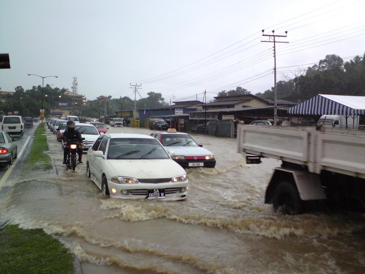 Ratusan Keluarga di Pondok Aren Terjebak Banjir Akibat Jebolnya Tanggul