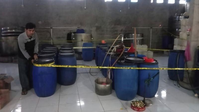 3 Jeriken Arah Disita dalam Pengungkapan Gudang Pembuatan Miras di Tangsel