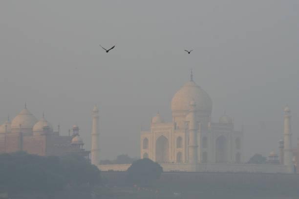 Kabut Beracun Tutupi Taj Mahal, Tunda Penerbangan di India