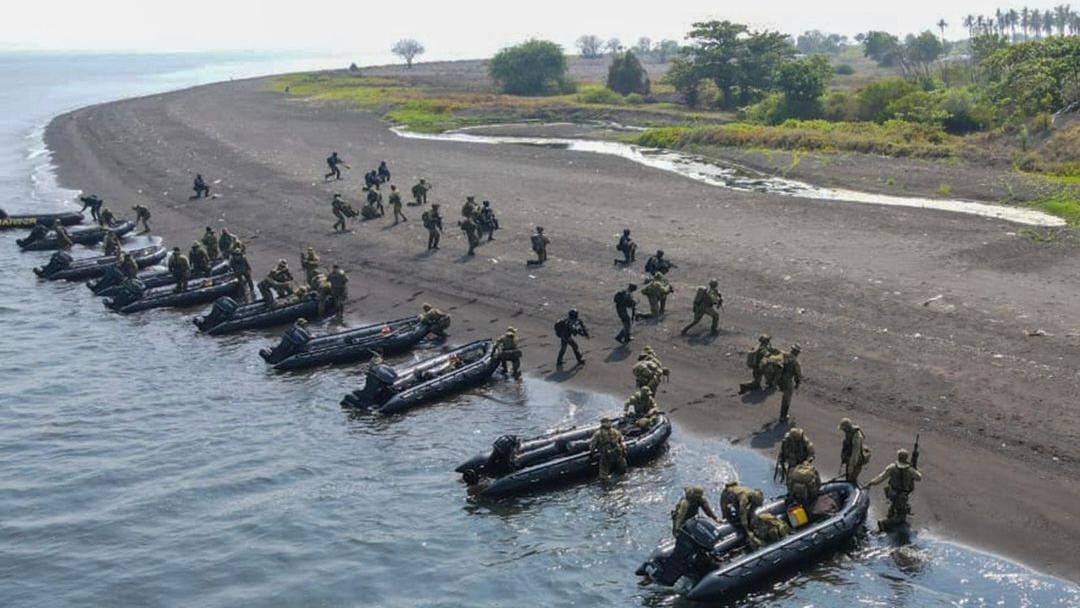 Potret Latgab TNI-ADF Operasi Amfibi di Situbondo