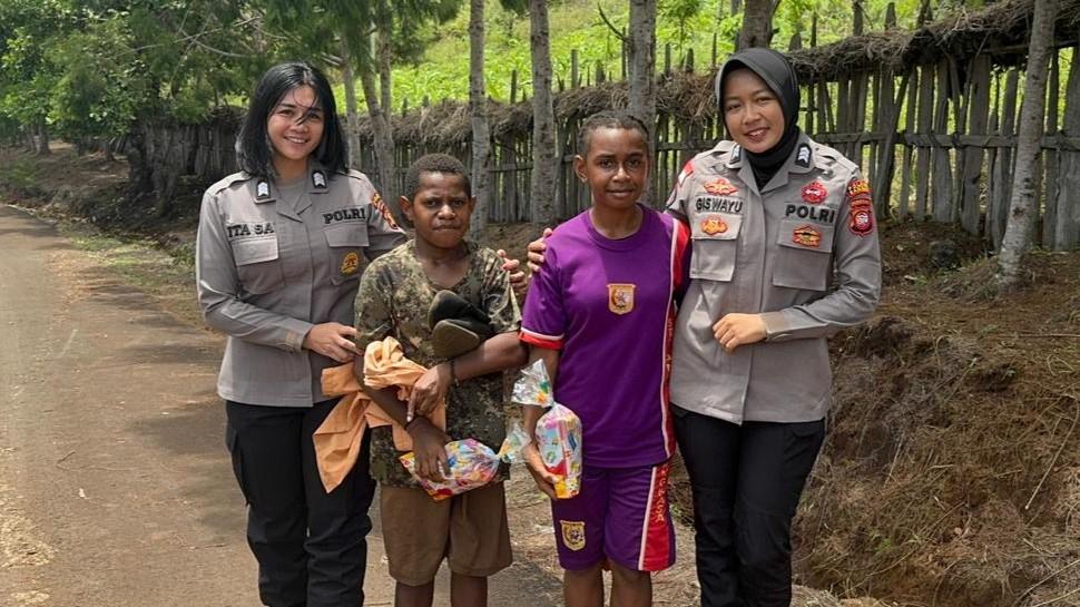 Jumat Berkah di Papua: Polwan ODC Berikan Bingkisan untuk Anak-anak