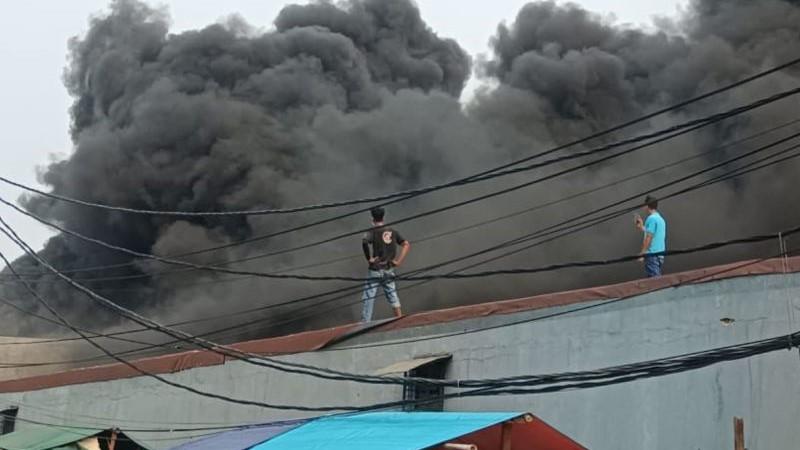 Dipicu Korsleting Listrik Gudang Wallpaper di Pelabuhan Muara Baru Terbakar, Kerugian Capai Rp26 M