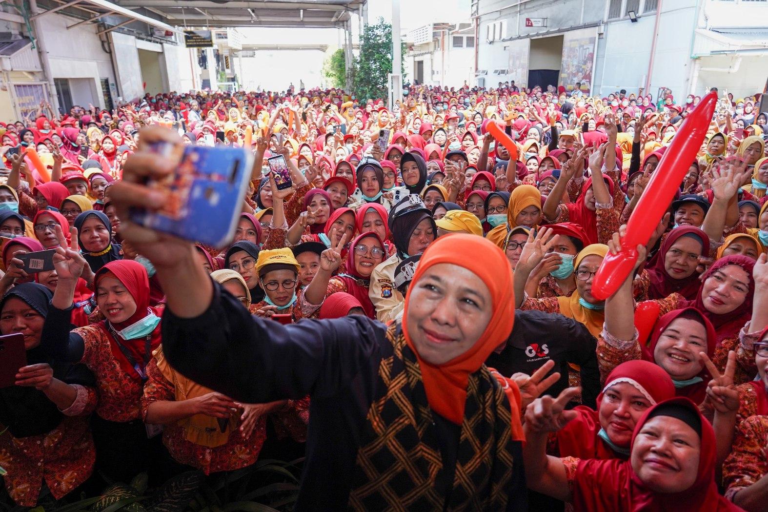 Ribuan Buruh PT HM Sampoerna Dukung Pasangan Khofifah-Emil