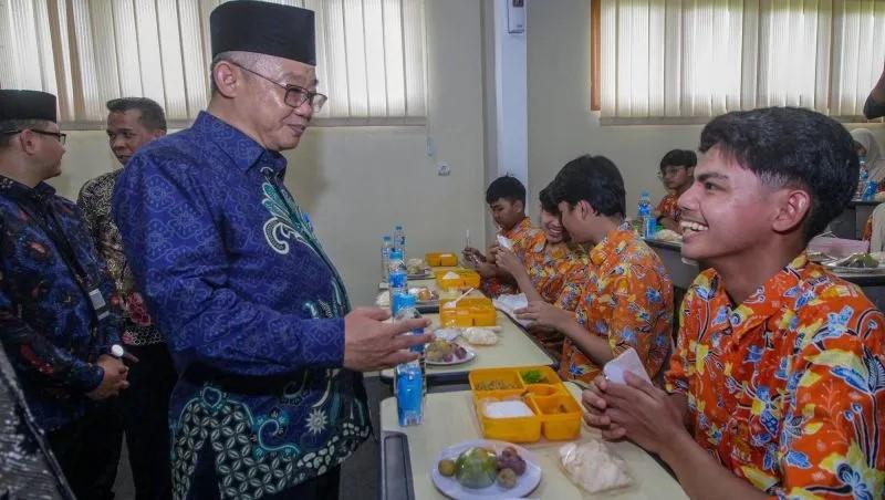 Mendikdasmen Sebut Program makan siang gratis jadi pendidikan karakter