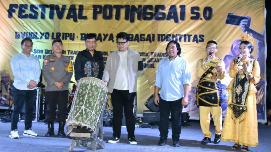 Bersama Komeng, Waka MPR Meriahkan Dan Buka Festival Potinggai