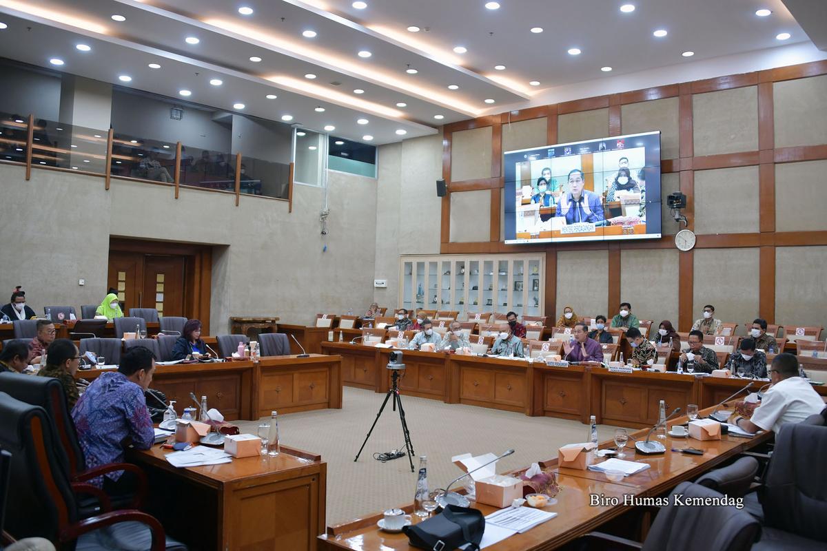Rapat Bersama Kemendag, Komisi VI Cecar Perihal Banjir Produk Impor