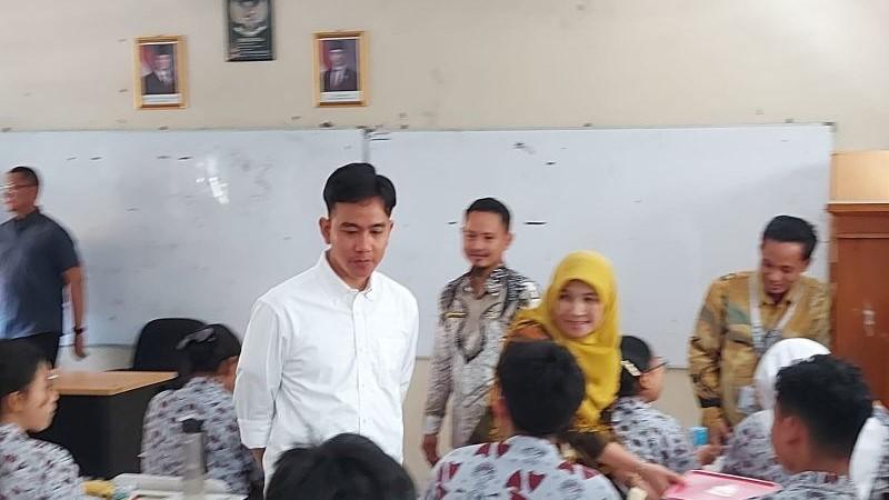 Wapres Gibran Pantau Makan Bergizi Gratis di SMK 3 Tangerang