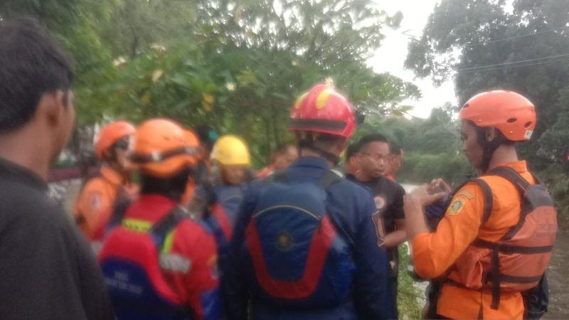 Bocah Tenggelam saat Cari Kepiting di Kali Cibinong Ditemukan Tewas di Tomang Jakbar