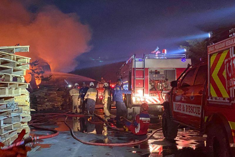 Kebakaran Hebat di Pabrik Sepeda Listrik Semarang, 20 Unit Damkar Dikerahkan