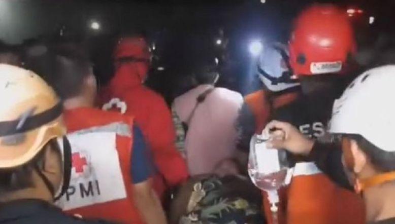 Heroik! Relawan PMI Evakuasi Ibu Mau Melahirkan Terjebak Longsor di Sukabumi