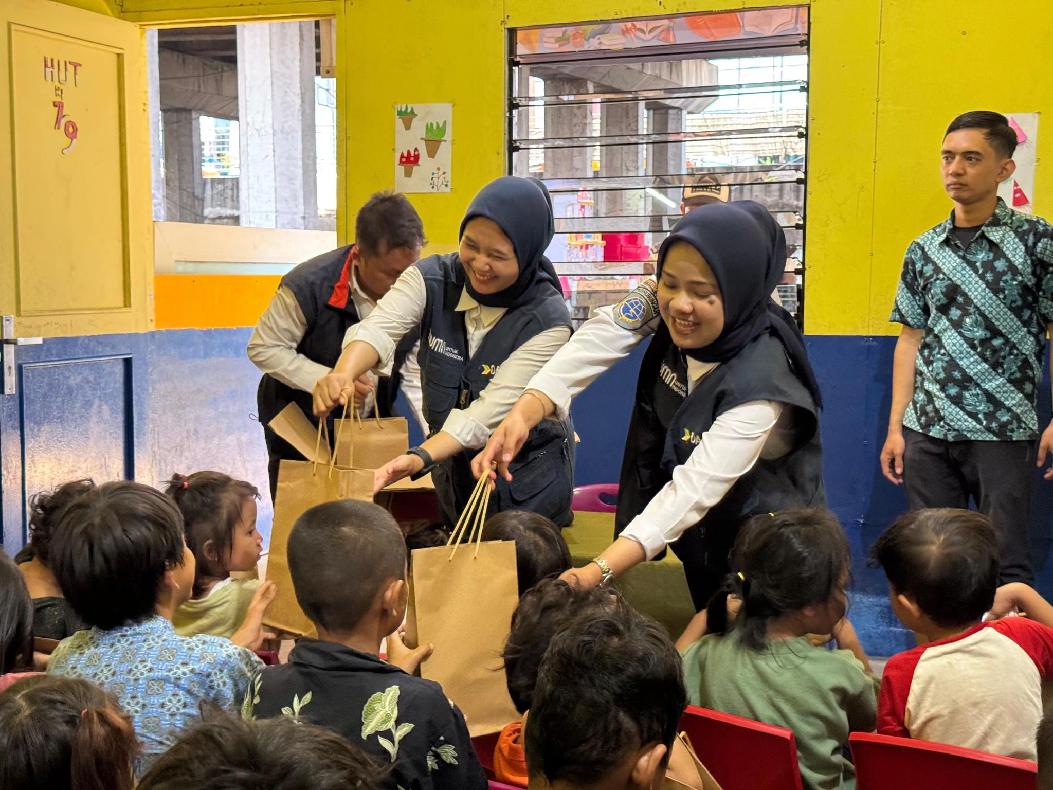 Damri Sambut HUT ke-78 Dengan Berbagi Makan Bergizi Gratis dan Santunan