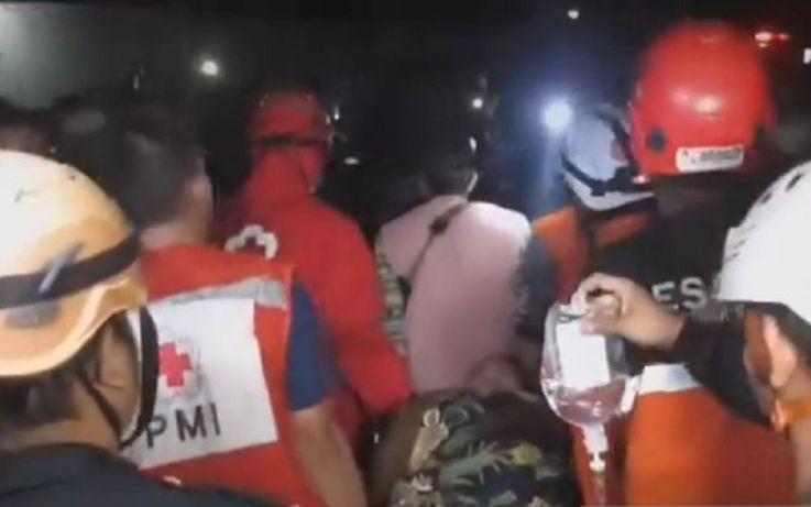Relawan PMI Bawa Ibu Hamil Terjebak Longsor ke Rumah Sakit Usai di Evakuasi
