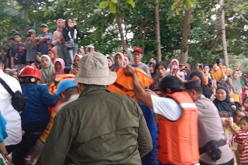 Bocah Tewas Tenggelam saat Mandi di Pantai Lampung