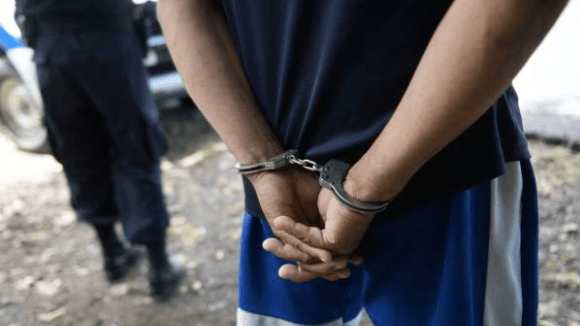 Polisi Ungkap Pusat Peredaran Narkoba di Surabaya, 25 Orang Diamankan dalam Penggerebekan