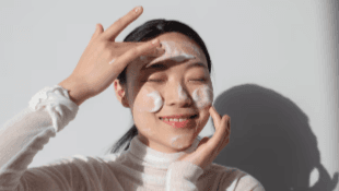 Mau Kulit Glowing? Begini Cara Eksfoliasi yang Tepat