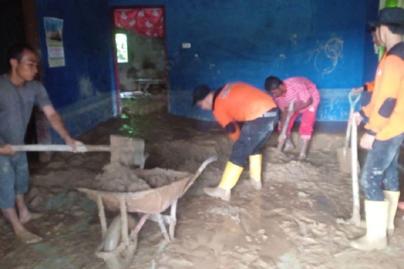 Banjir Bandang di Tapsel, 10 Rumah Hanyut dan Ratusan Warga Terdampak
